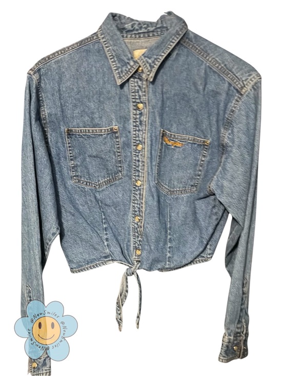 Wrangler Tops - Wrangler ~ Blue ~ Denim ~ Waist Length Shirt w/ Tie at Waist. Size Medium/Large.